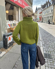 Kvinde iført grøn Amy Sweater set bagfra