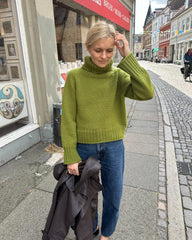 Kvinde iført grøn Amy Sweater