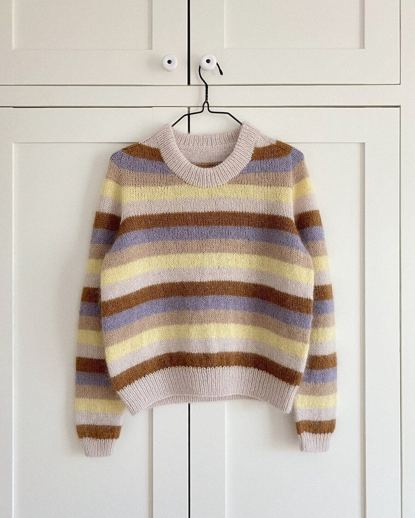 Hængebillede af stribet Aros Sweater i lyse farver