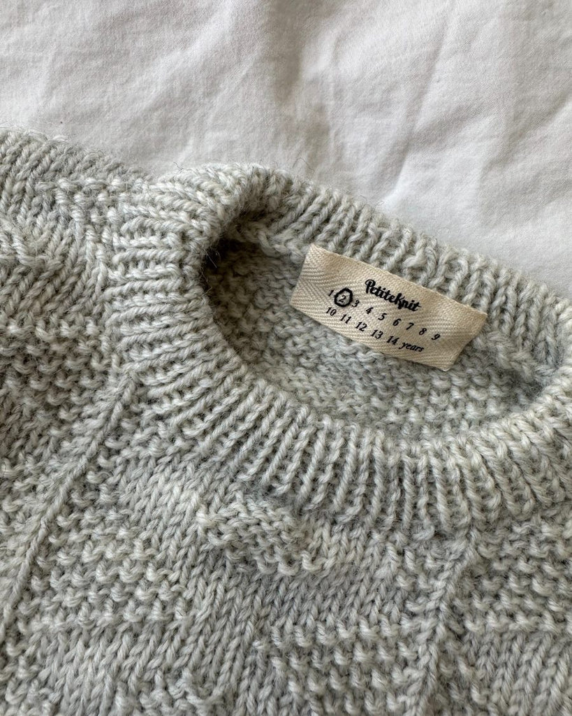 Label med børnestørrelser i nakken af  Esther sweater