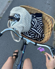 Hvid Breeze Bag i cykelkurv