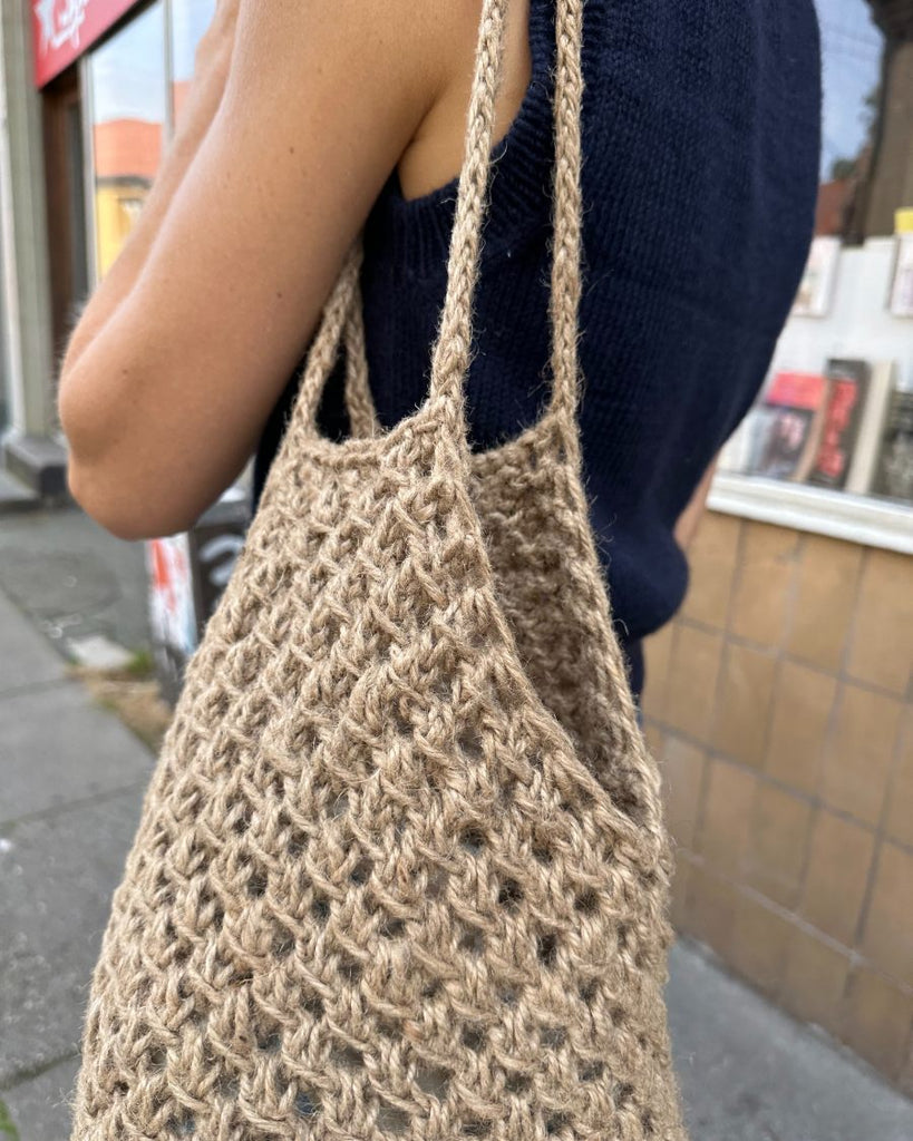 Kvinde med beige Coast Bag