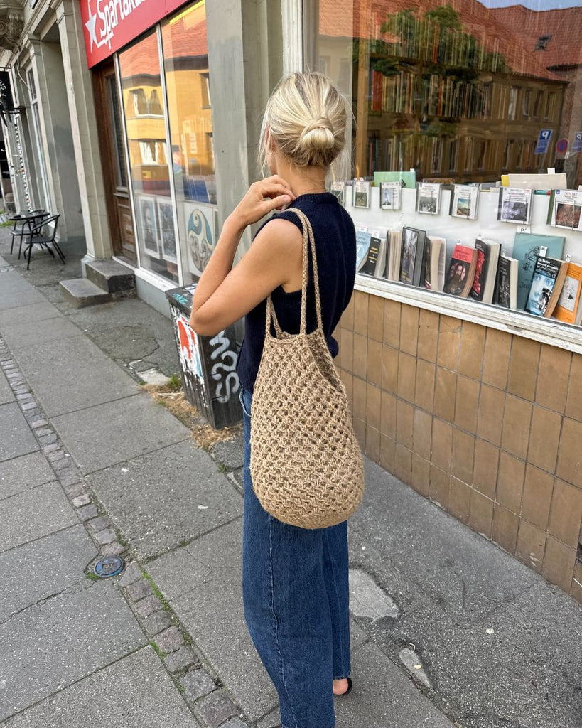 Kvinde med beige Coast Bag