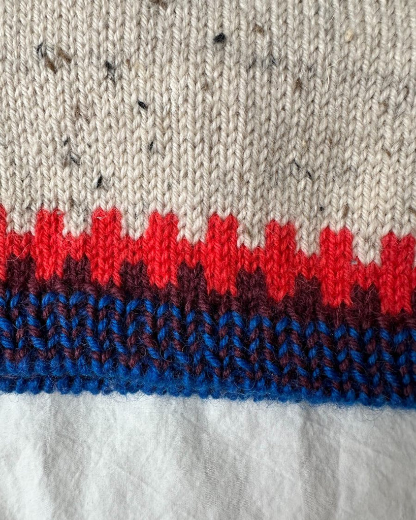 Closeup af flerfarvet Cross Sweater