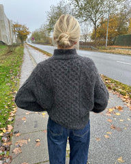 Kvinde iført koksgrå Dagmar Sweater