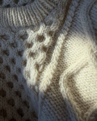 Detaljebillede af hvid Dagmar Sweater