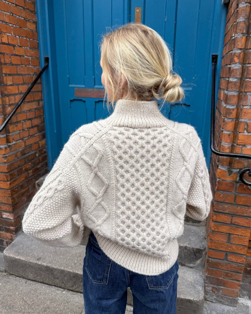 Kvinde med beige Dagmar Sweater