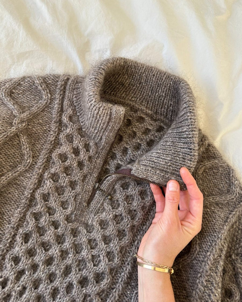 Detaljebillede af grå Dagmar Zipper Sweater 