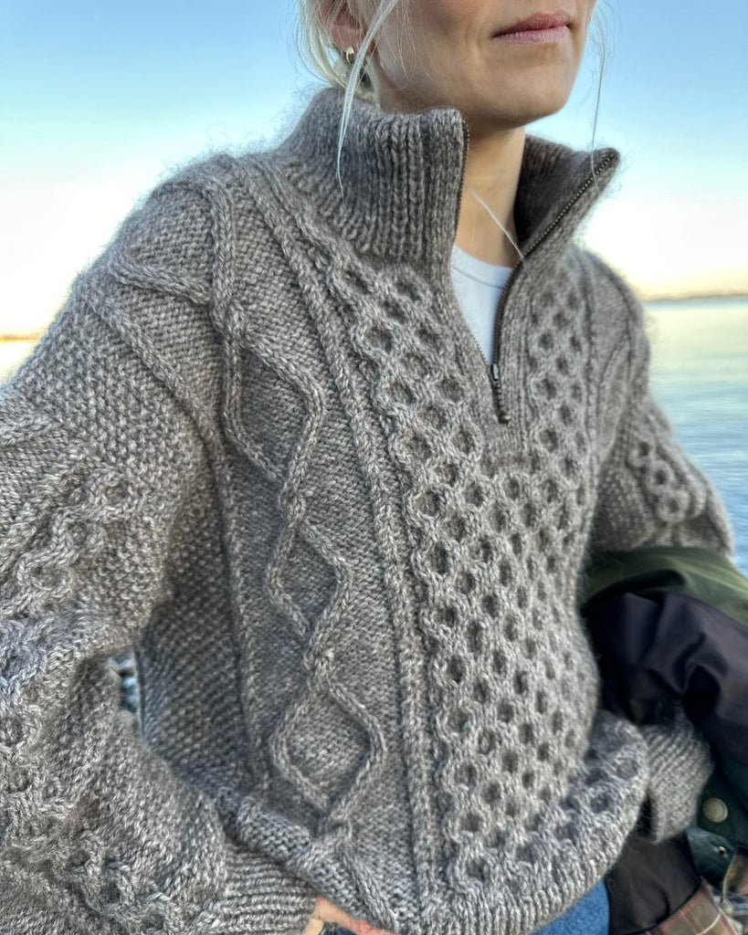 Kvinde iført grå Dagmar Zipper Sweater 