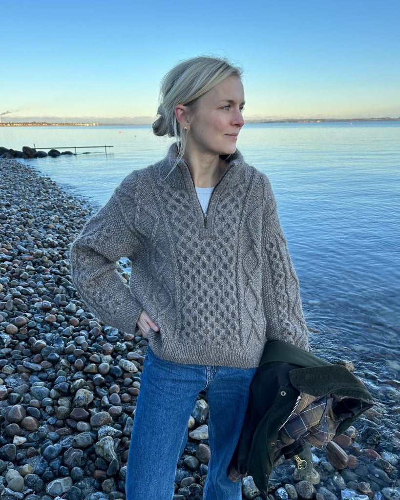 Kvinde iført grå Dagmar Zipper Sweater 