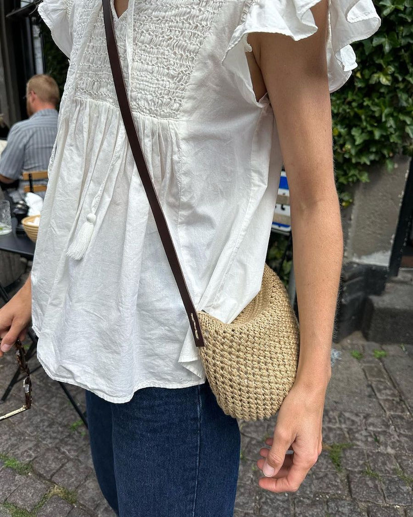 Kvinde med beige Florence Bag