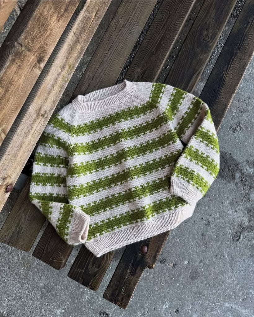 Liggebillede af hvid og grøn Key Sweater Junior