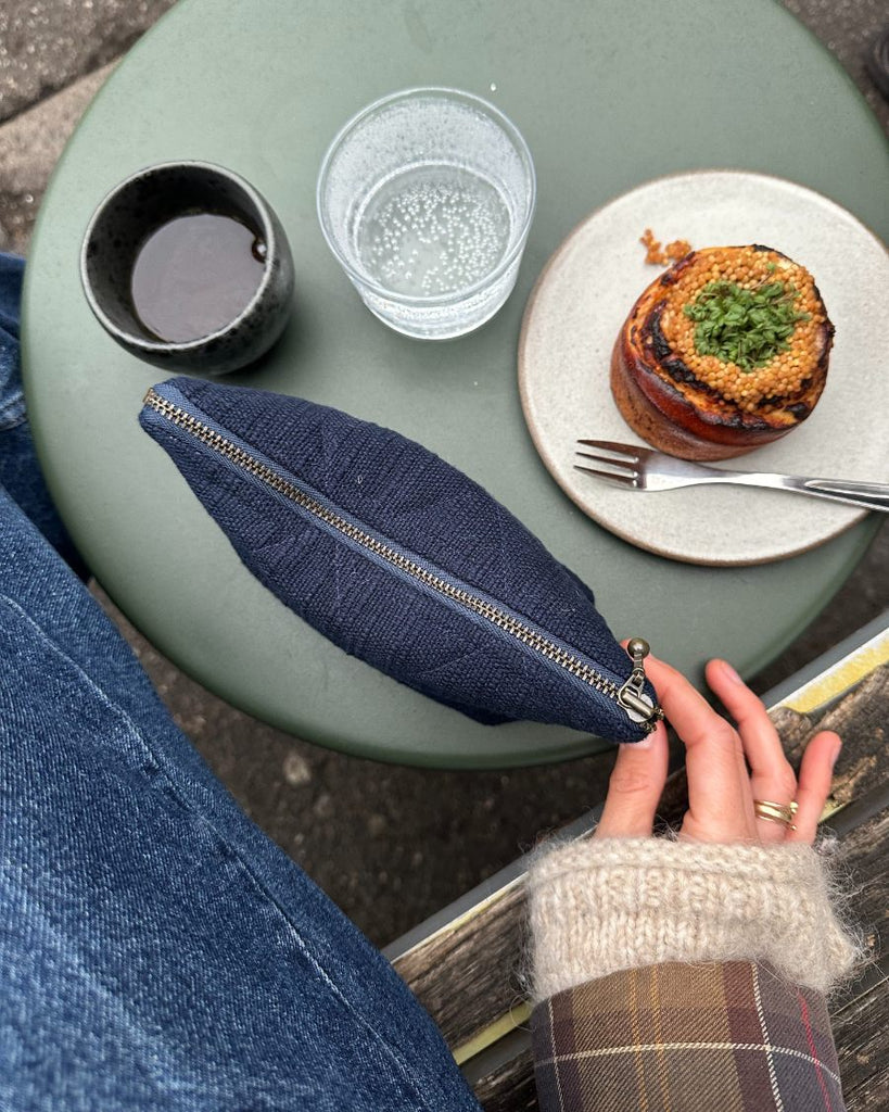 Lukket knitter's tool kit på bord