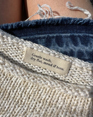 "Gentle wash, dry flat, mend if torn."-label i nakken på sevilla blouse