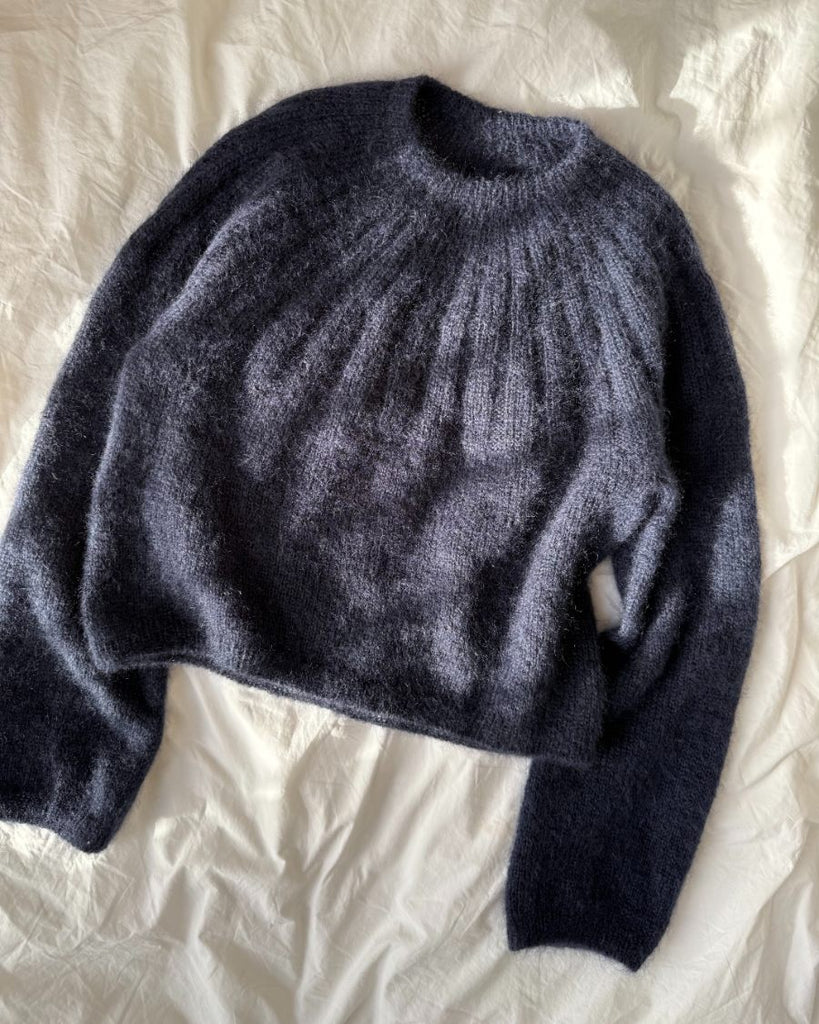 Liggebillede af blå Sunday Sweater - Mohair Edition