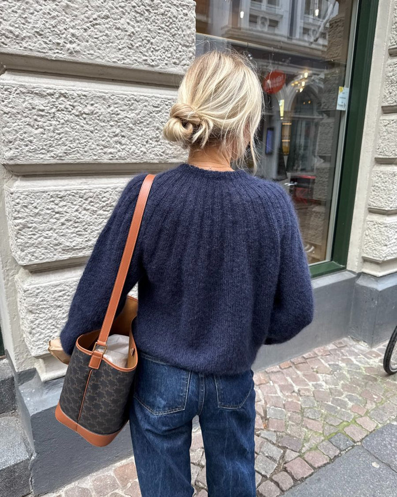 Kvinde med blå Sunday Sweater - Mohair Edition set bagfra