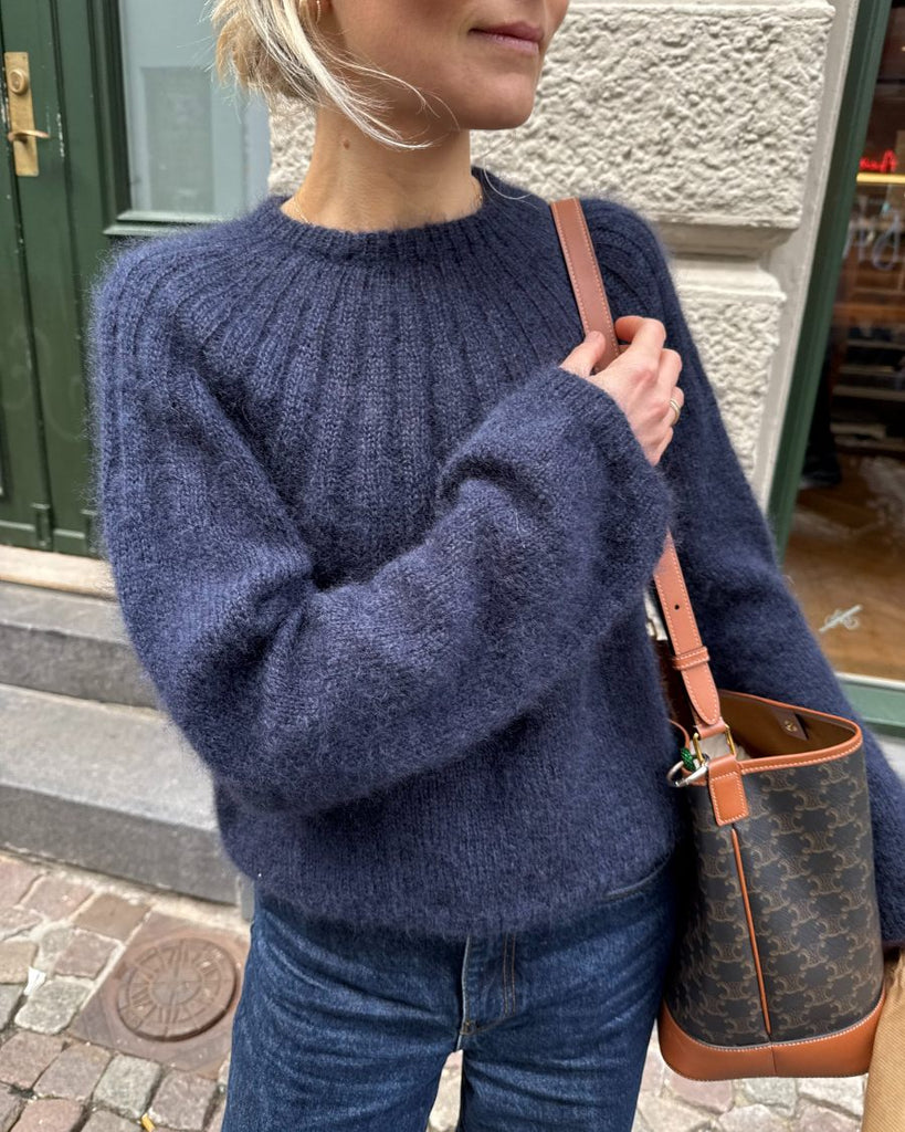 Kvinde med blå Sunday Sweater - Mohair Edition