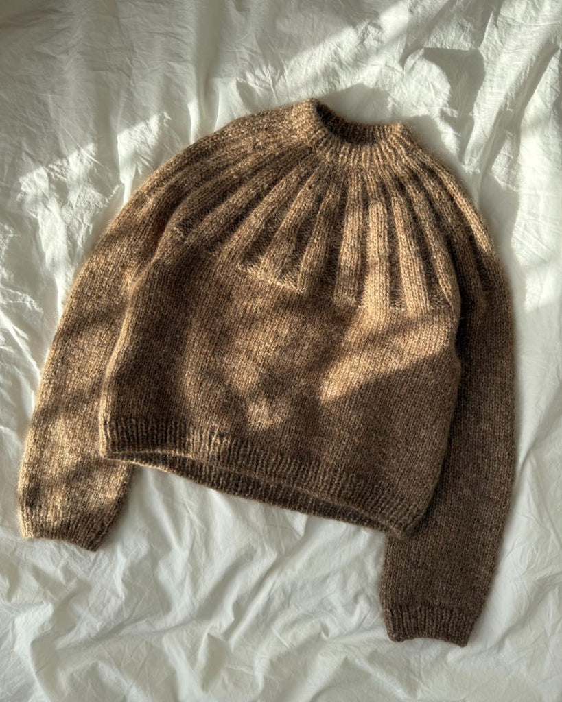 Liggebillede af brun Sunday Sweater