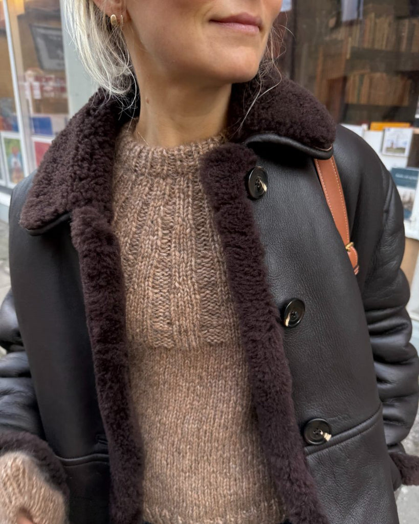 Closeup af kvinde med brun Sunday Sweater